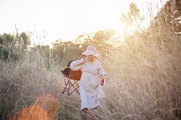 Güneşin doğuşunda mutlu özgürlük