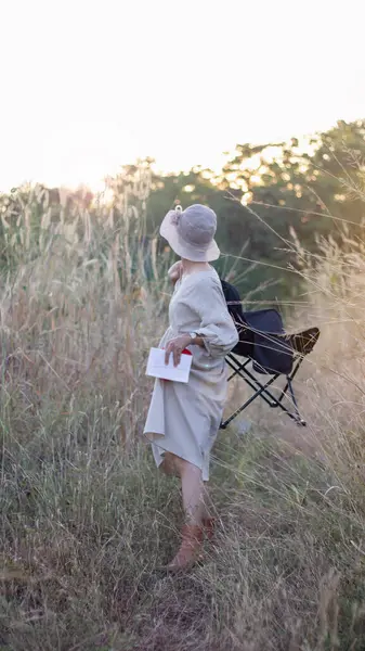 Güneşin doğuşunda mutlu özgürlük