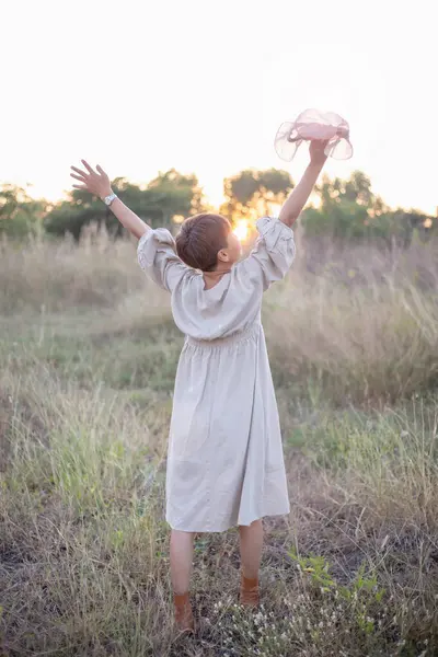 Güneşin doğuşunda mutlu özgürlük
