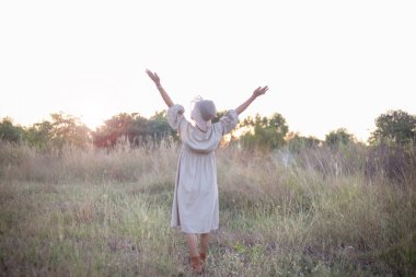 Güneşin doğuşunda mutlu özgürlük