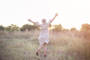 Güneşin doğuşunda mutlu özgürlük