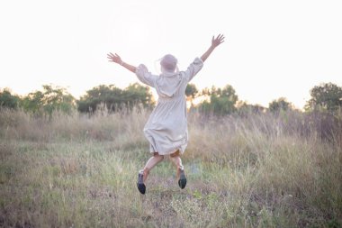 Güneşin doğuşunda mutlu özgürlük