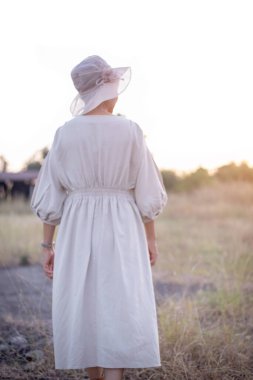 Güneşin doğuşunda mutlu özgürlük