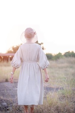 Güneşin doğuşunda mutlu özgürlük