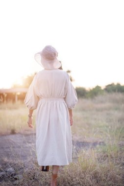 Güneşin doğuşunda mutlu özgürlük