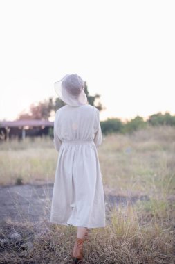 Güneşin doğuşunda mutlu özgürlük