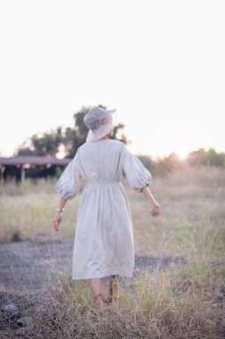 Güneşin doğuşunda mutlu özgürlük