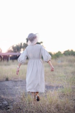 Güneşin doğuşunda mutlu özgürlük