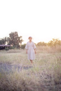 Güneşin doğuşunda mutlu özgürlük