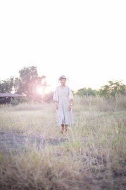 Güneşin doğuşunda mutlu özgürlük