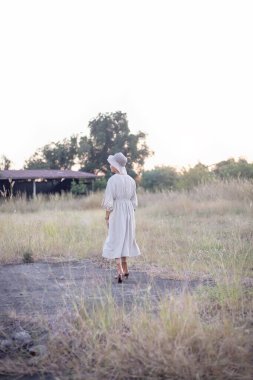 Güneşin doğuşunda mutlu özgürlük