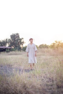 Güneşin doğuşunda mutlu özgürlük