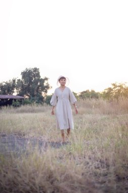 Güneşin doğuşunda mutlu özgürlük