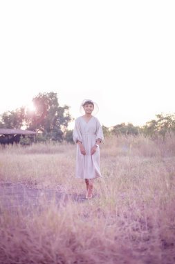 Güneşin doğuşunda mutlu özgürlük