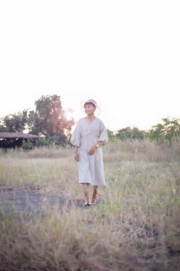 Güneşin doğuşunda mutlu özgürlük