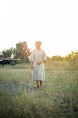 Güneşin doğuşunda mutlu özgürlük