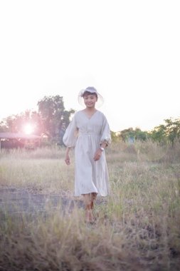 Güneşin doğuşunda mutlu özgürlük