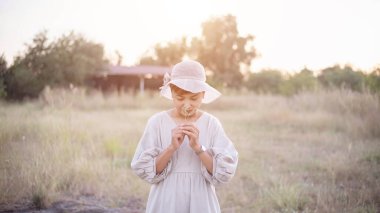 Güneşin doğuşunda mutlu özgürlük