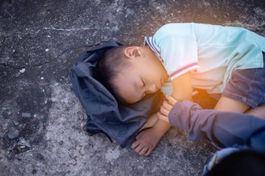 Genç çocuk gras üzerine bir kitapla uyuyakaldı.