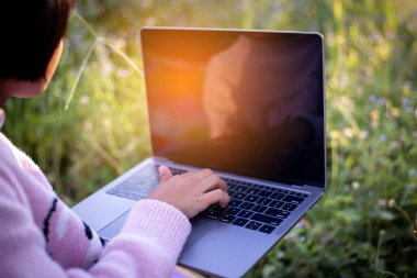 Sevimli küçük kız akıllı telefon kullanıyor. arka planda çim. Kız üzerinde bir balkabağı ile bir saç tokası