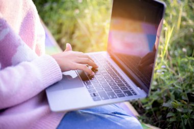 Sevimli küçük kız akıllı telefon kullanıyor. arka planda çim. Kız üzerinde bir balkabağı ile bir saç tokası