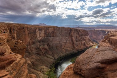Glen Canyon 'daki ünlü at nalı kıvrımı, dipte Colorado Nehri ile çevrili turuncu-kırmızı kayalar, Arizona