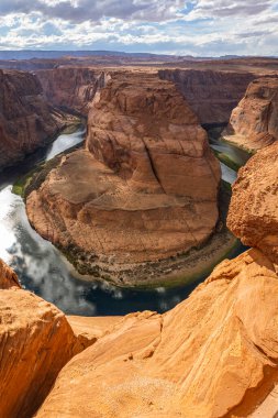 Glen Canyon 'daki ünlü at nalı kıvrımı, dipte Colorado Nehri ile çevrili turuncu-kırmızı kayalar, Arizona