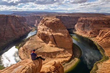 Glen Canyon 'daki ünlü at nalı kıvrımı, dipte Colorado Nehri ile çevrili turuncu-kırmızı kayalar, Arizona