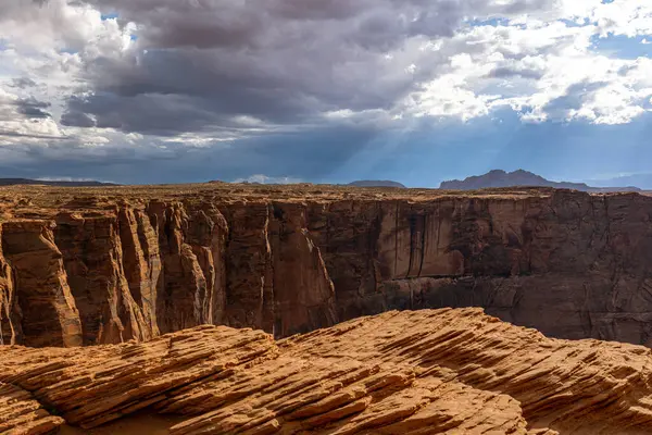Glen Canyon 'daki ünlü at nalı kıvrımı, dipte Colorado Nehri ile çevrili turuncu-kırmızı kayalar, Arizona