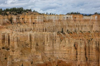 Utah 'taki Bryce Kanyonu jeolojik kaya oluşumlarıyla ünlüdür. Donma ve çözülme nedeniyle, kireç taşı ve kumtaşı oluşumları yavaş yavaş aşınarak kabadayıları oluşturur..