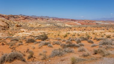 Ateş Eyaleti Parkı 'nda, kırmızı kumtaşı oluşumlarına doğru kayan kum tepeciklerinin oluşturduğu Aztek Sandstone, Nevada, ABD