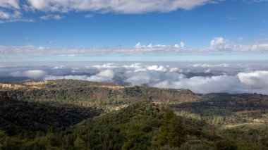 Kralların vadi ve ormanlarının güzel manzaraları Kanyon ve Sequoia Ulusal Parkı alçak bulutlar ve mavi gökyüzü