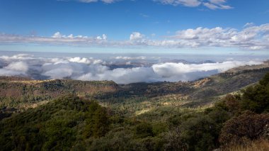 Kralların vadi ve ormanlarının güzel manzaraları Kanyon ve Sequoia Ulusal Parkı alçak bulutlar ve mavi gökyüzü
