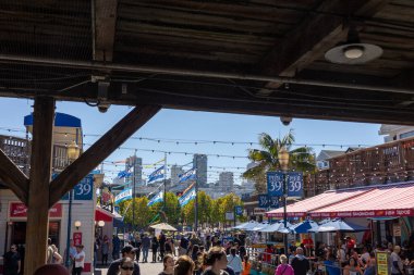 San Francisco, California, ABD, 09-22-2022: San Francisco ve 39. rıhtımdaki turistler, güzel şehrin ufuk çizgisine bakıyorlar.