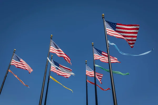 Bandeira Americana Com Estrelas Listras Acenando Céu Azul Claro São — Fotografia de Stock