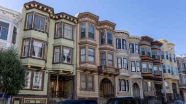 San Francisco, California, ABD 'deki bir caddede birden fazla renge boyanmış güzel Viktorya dönemi evleri.