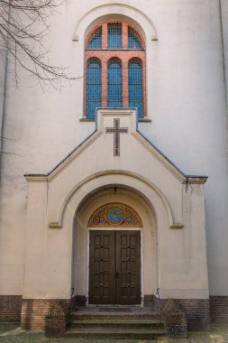 Hollanda 'nın Kuzey Brabant ilindeki Hertogenbosch' da yüzyıllık bir kilise kapısı ve kemerli bir kilise penceresi.