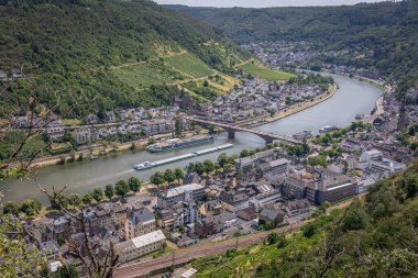 Rheinland-Pfalz eyaleti Moselle adı verilen nehirdeki renkli evler, gemi ve kargo gemileriyle Alman Cochem şehrine bakın..