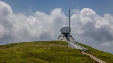 Turistik ilgi odağı, Fransa 'nın Haut-rhin bölgesindeki' Büyük Ballon 'adlı dağdaki radar istasyonu.