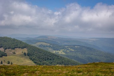 Haut-rhin 'in Fransız Vosges bölgesinin dağlık ve tepelik çevresinin peyzaj fotoğrafı,' Büyük Balon 'adlı dağa yakın çekilmiştir.