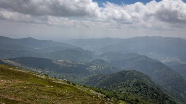 Haut-rhin 'in Fransız Vosges bölgesinin dağlık ve tepelik çevresinin peyzaj fotoğrafı,' Büyük Balon 'adlı dağa yakın çekilmiştir.