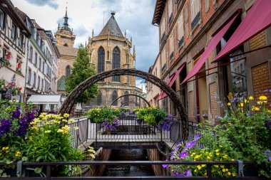 Fransız Alsace bölgesindeki Colmar kasabası. Pahalı yarı keresteli evler ve bir peri masalı atmosferi var. Arka planda Saint Martin kilisesi..