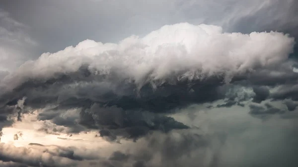 Nuvens Fortes Tempestade Céu Dia Verão Reserva Natural Mullerthal Luxemburgo Fotos De Bancos De Imagens
