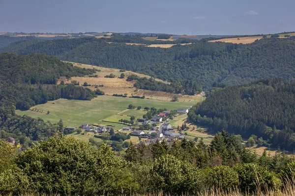ルクセンブルクの風景 マルタールの自然保護区近くの谷に小さな村があり 茂みのある丘と農業の風景 — ストック写真