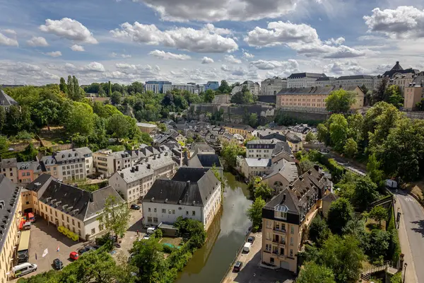 Luxemburgo Belo Dia Verão Uma Bela Cidade Histórica Com Belos Fotos De Bancos De Imagens