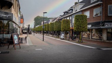 Hoogeveen, Hollanda, Drenthe ili, tarih 10-18-2023. Soğuk bir sonbahar gününde Hoogeveen şehrinde bir alışveriş caddesi