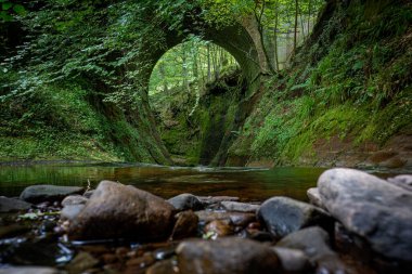 The Devils Minpit, Lomond Gölü ve Trossachs Ulusal Parkı 'na yakın İskoçya' da güzel bir vadi. Outlander serisi için eski bir çekim yeri