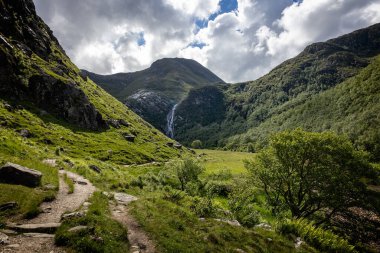 Güneşli bir yaz gününde İskoçya 'nın Fort William kasabasının yakınındaki Steall' a güzel bir yürüyüş.