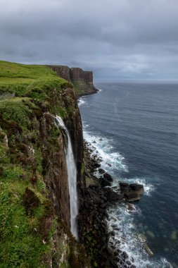 Uçurumun kenarındaki Kilt Kayası ve 60 metre yüksekliğindeki Mealt Şelalesi. Kilt Rock ve Beareraig Körfezi İskoçya 'daki Skye Adası.