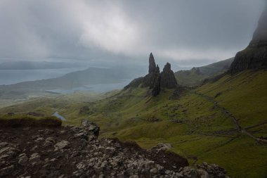Storr 'un İhtiyar Adamı, İskoçya' da bulutlu bir yaz gününde Portree yakınlarında Skye Adası 'nda güzel kaya oluşumları.